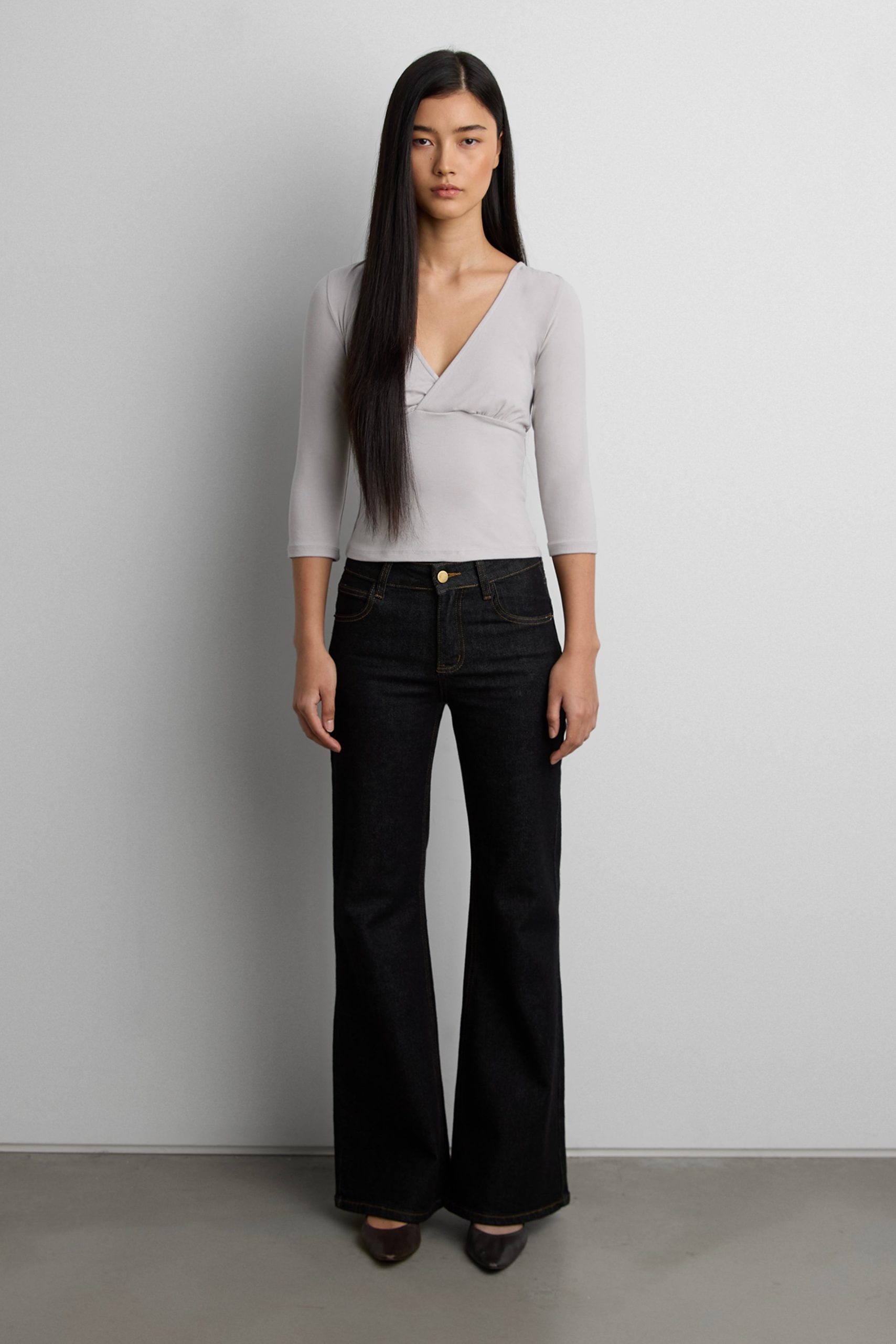 QUARTER SLEEVE V-NECK TOP